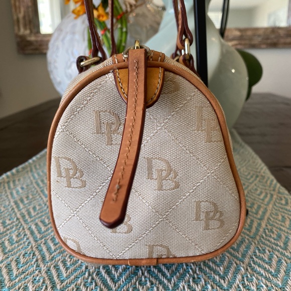 🌺Dooney & Bourke Signature Logo Purse & Wallet Set (Tan) w/Silver Hardware. - Picture 6 of 14